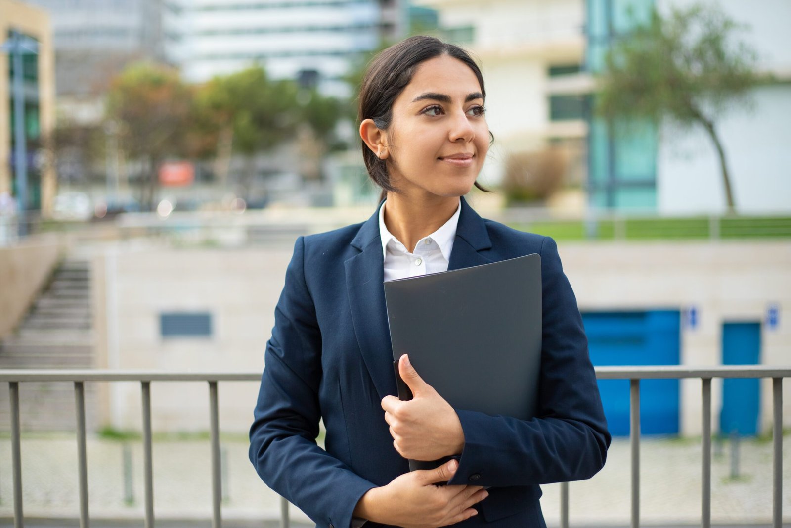 Home 1 happy businesswoman holding folder scaled